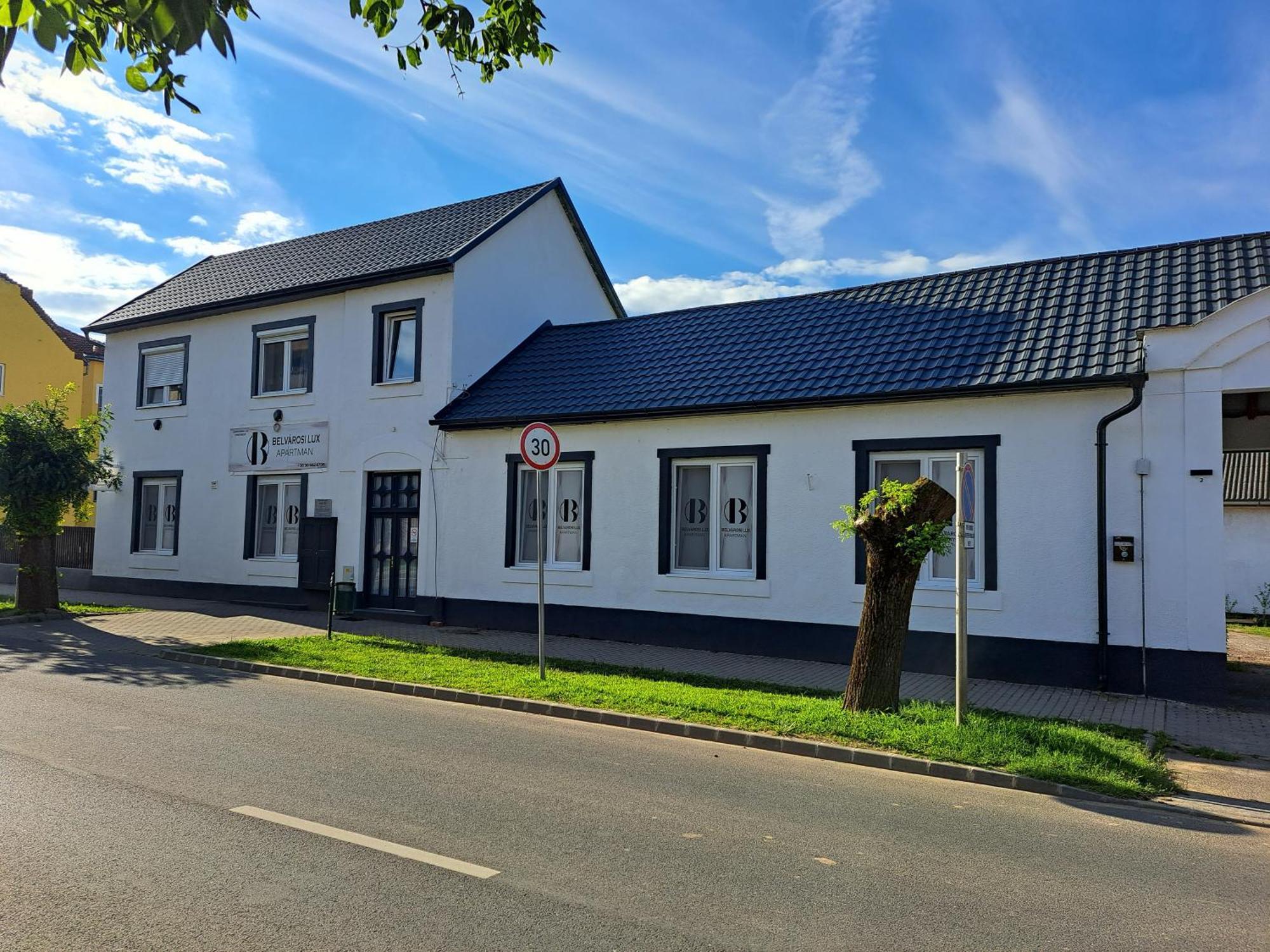 Belvarosi Lux 2 Apartment Vasarosnameny